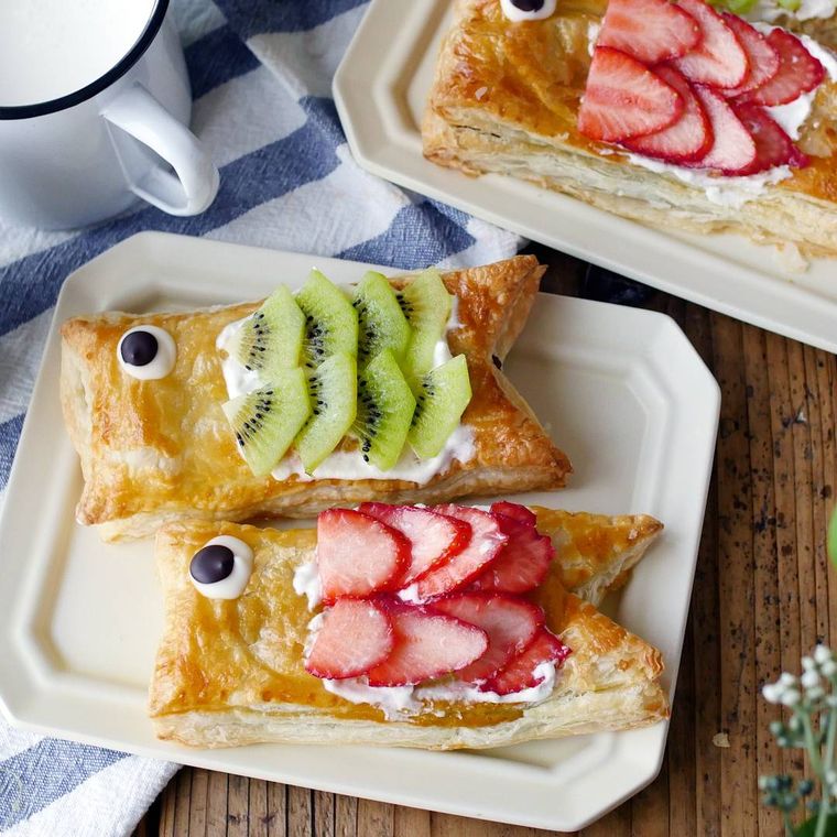 白い皿に盛られた、こいのぼりパイ2個