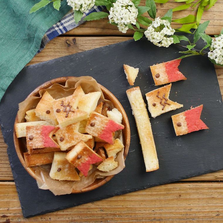 黒いトレーにのせた、こいのぼりラスク