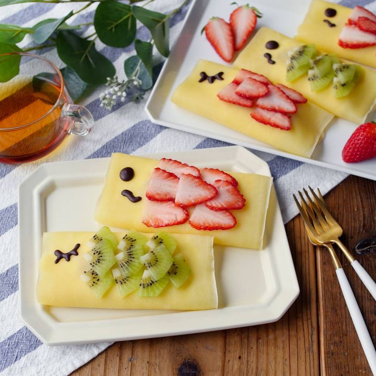 白い皿に盛りつけられた鯉のぼりクレープ