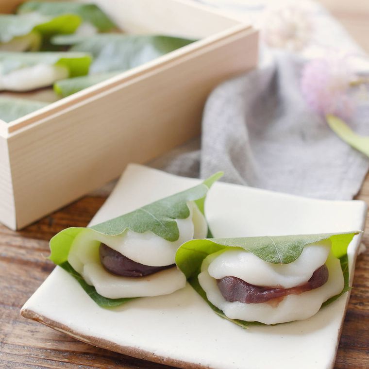 木の器に盛りつけられたレンジで作る柏餅