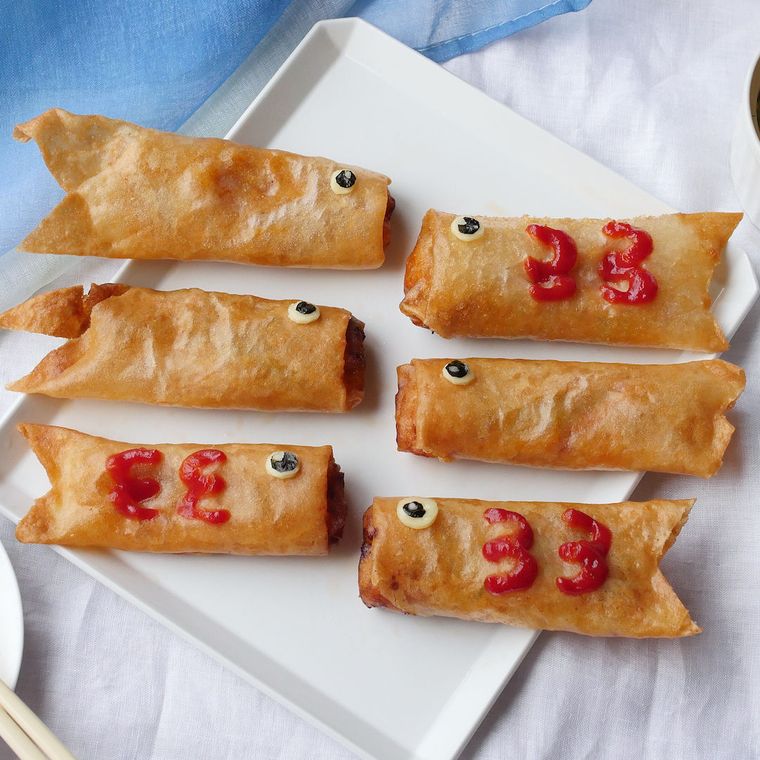 白い皿に並べた、こいのぼり春巻き6個