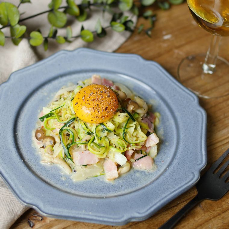 皿に盛られたズッキーニの明太カルボナーラサラダ