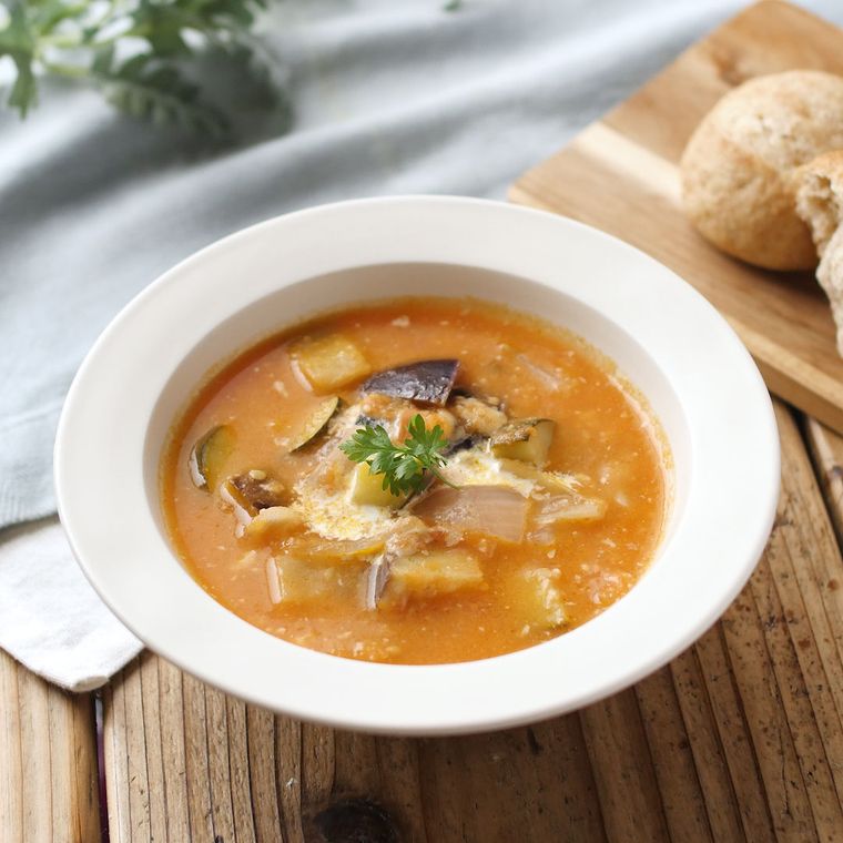 器に盛られたなすとズッキーニのトマトチーズスープ