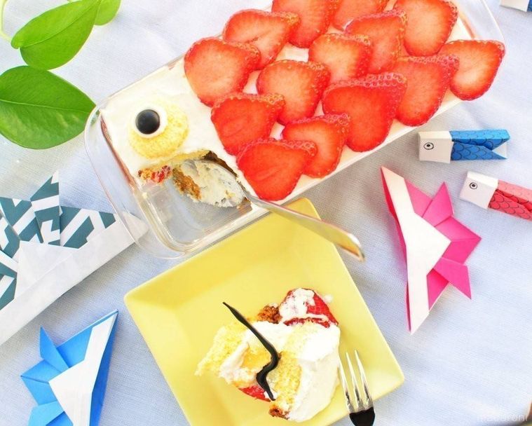 テーブルの上に並べられた鯉のぼりケーキと取り分けられたケーキ