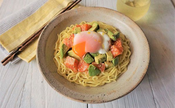 レモン香るサーモンとアボカドのタルタル和え麺