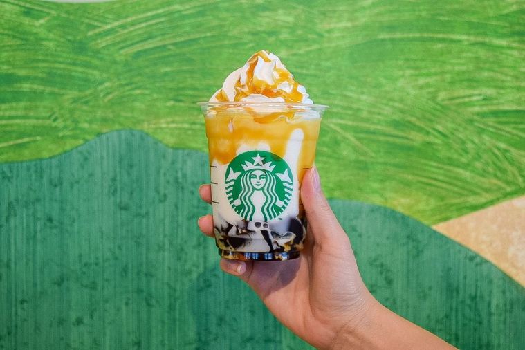 スターバックスのバタースコッチコーヒージェリーフラペチーノ®手に持っているところ