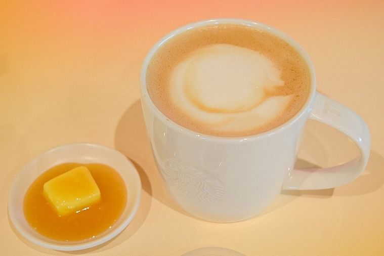 スターバックスのバタースコッチラテを上から