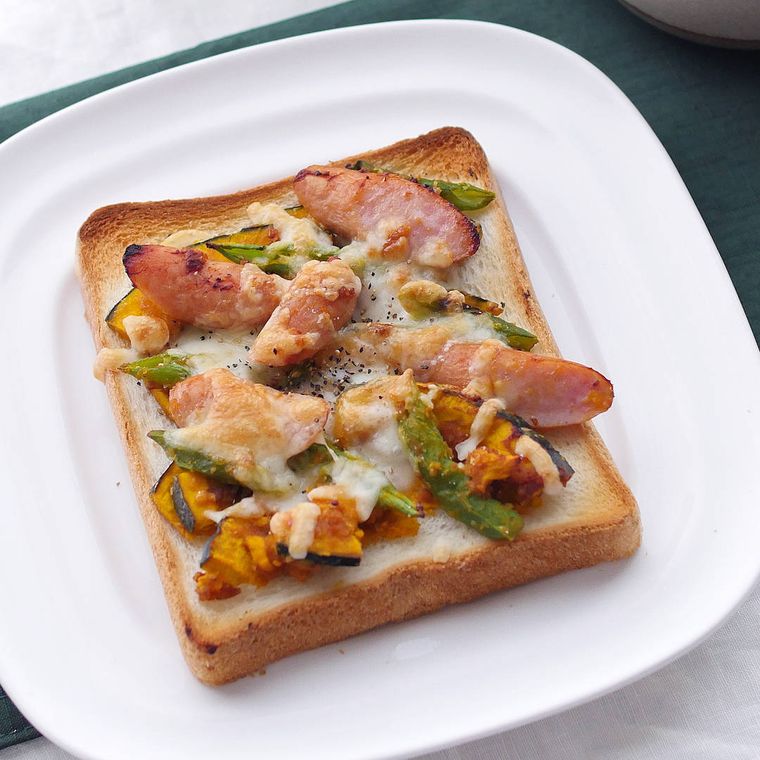 白いお皿にいろどり野菜とソーセージの焦がしみそトーストがのっている