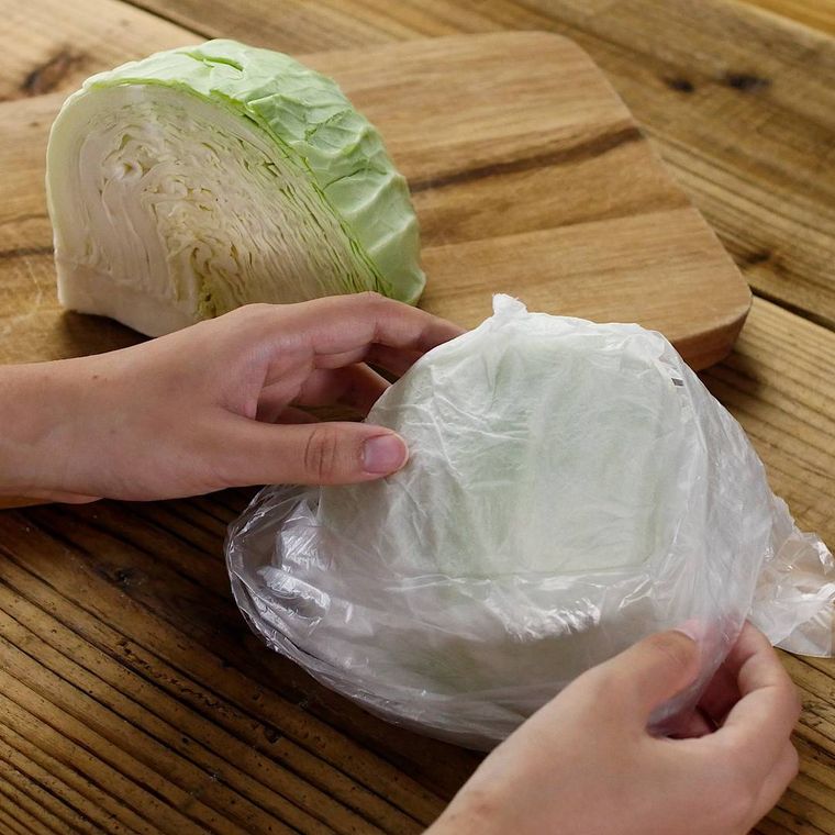 キャベツをキッチンペーパーで包んでポリ袋に入れて保存する様子