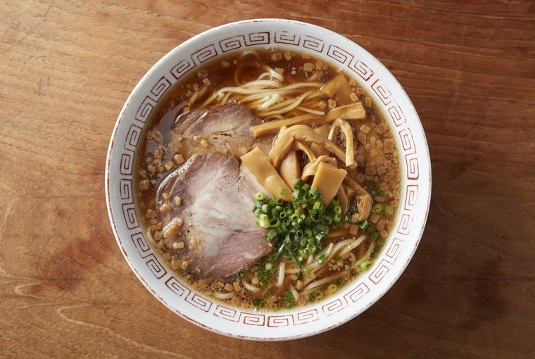 中華風の器に盛られた尾張ラーメン