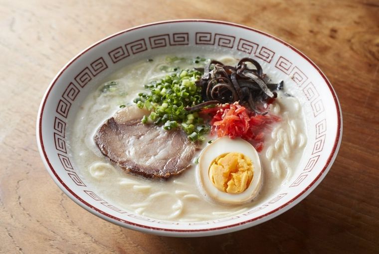 中華風の器に盛られた博多ラーメン