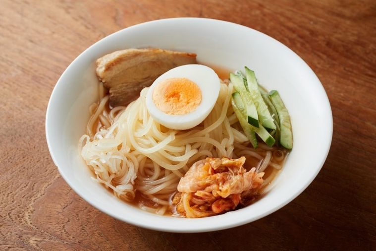 白い器に盛られた冷麺