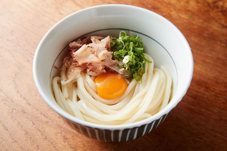 和風の器に盛られたさぬきうどん