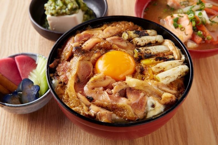 たまごがのった親子丼とそのほかの小鉢