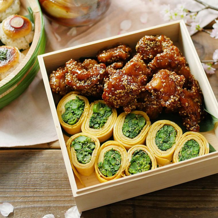 正方形弁当箱に詰められた、菜の花のごま和え卵焼き