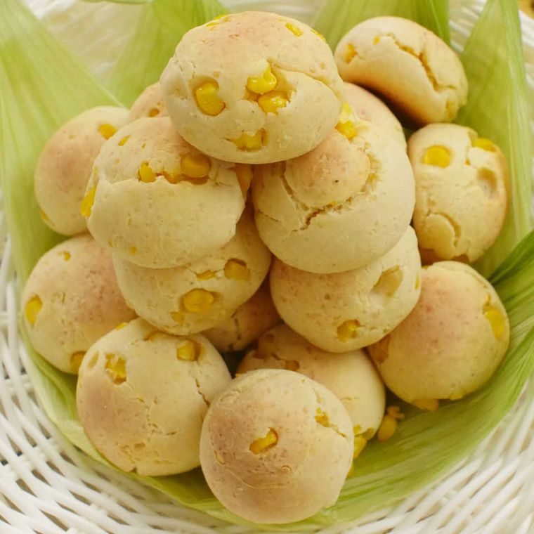 白いかごにコーンの入ったポンデケージョが山盛りに入っている