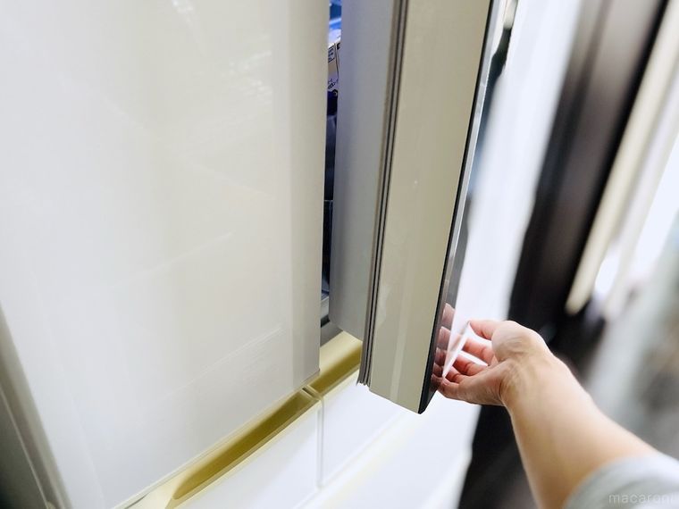 冷蔵庫の扉を開けようとしている様子