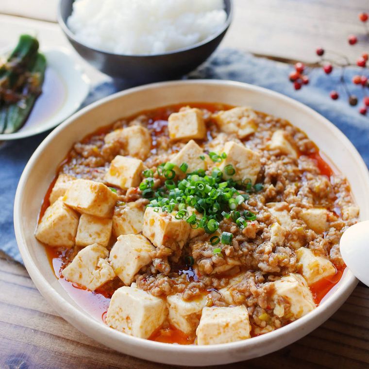 白い皿に盛られた麻婆豆腐とご飯と副菜