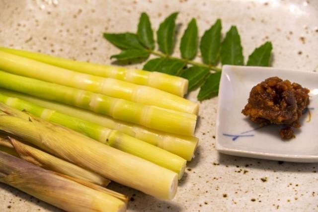 味噌が添えられた根曲がり竹