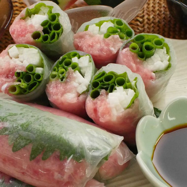 白いお皿にのせたマグロの春巻き