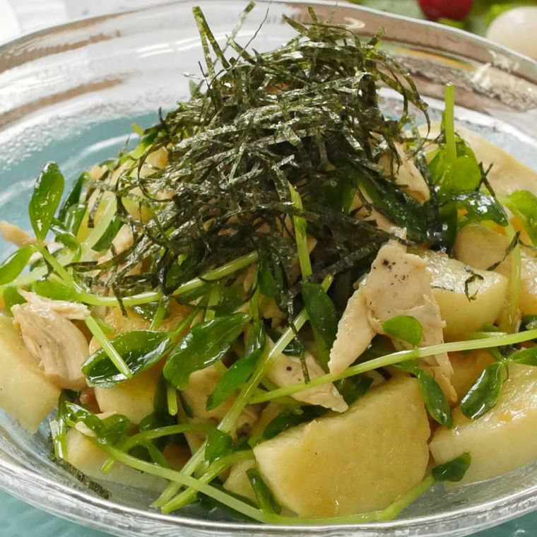 皿に盛られた鶏ささみと長芋のわさびサラダ