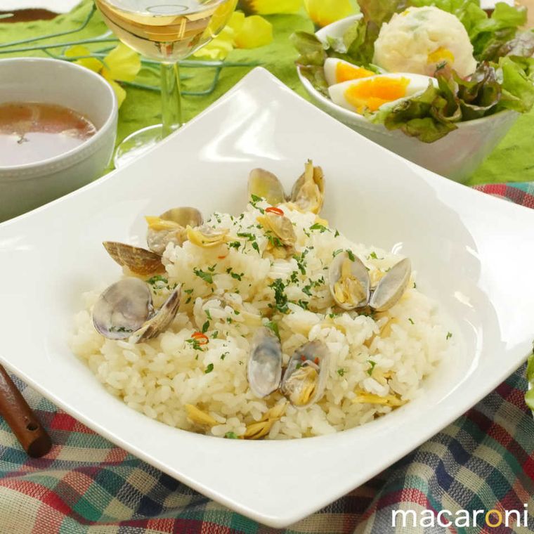 白い皿に盛り付けたボンゴレ炊き込みごはん