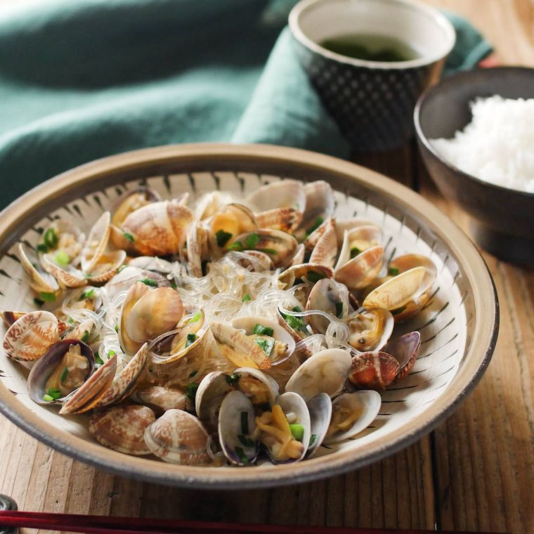 器に盛り付けたアサリの酒蒸しにご飯とお茶を添えている