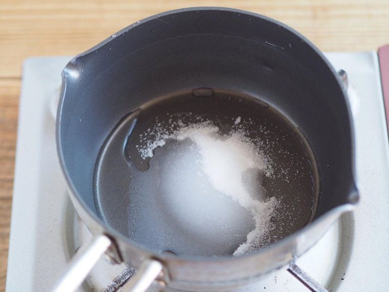 グラニュー糖と水が入った鍋