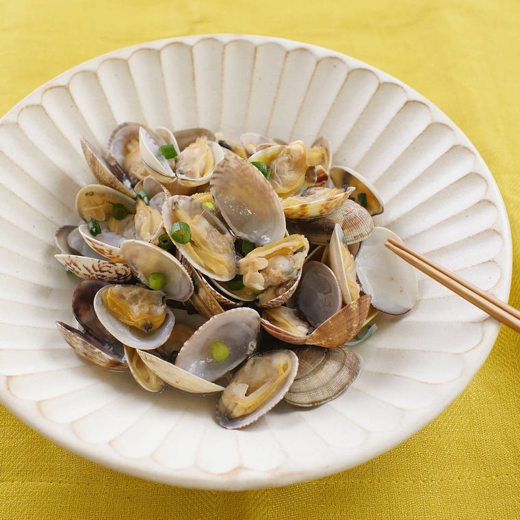 白い器にもったあさりの酒蒸し
