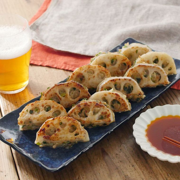 濃い青色の皿に盛り付けられたれんこん餃子