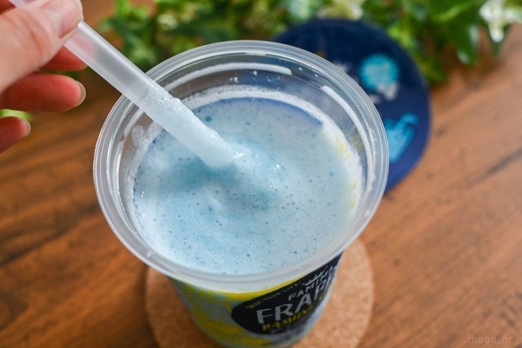 ファミリーマートのラムネソーダフラッペ開封後上から