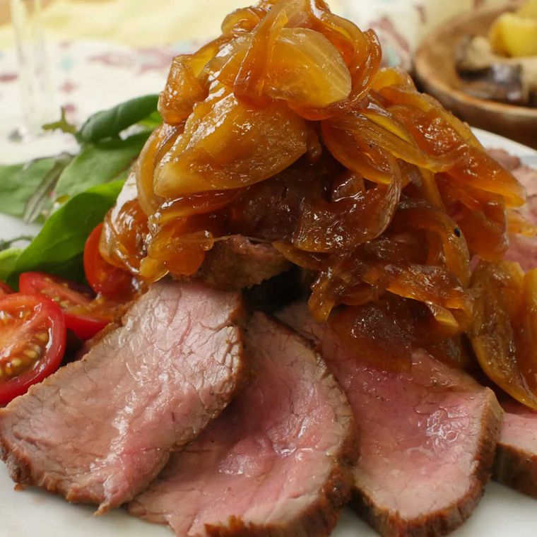 玉ねぎをのせて盛り付けたローストビーフ