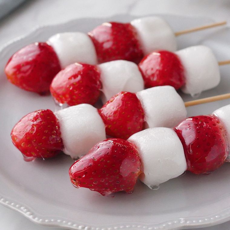 串に刺さったマシュマロといちご飴
