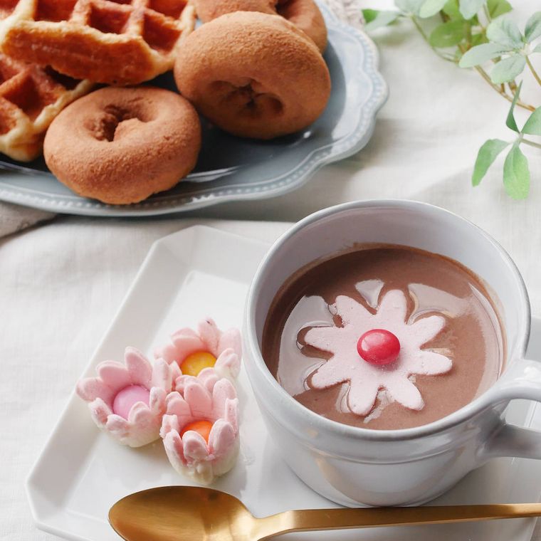 花びらのマシュマロが浮かんだホットチョコレート