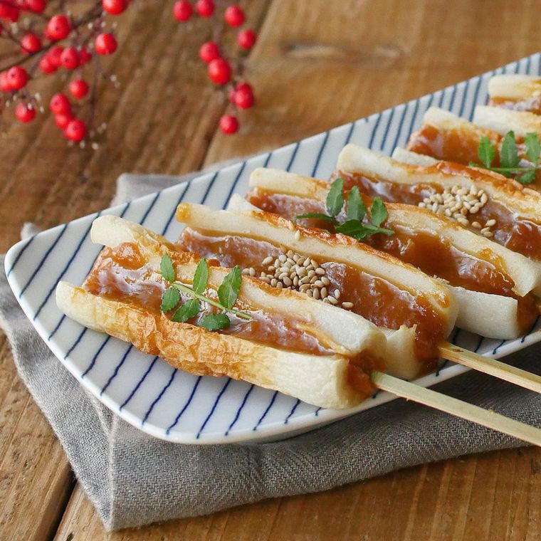 ストライプ柄の四角い器に並べたちくわの串焼き