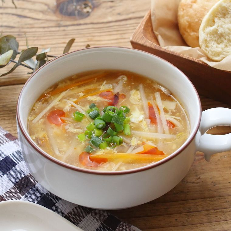 白い器に盛り付けられたもやしのスープ