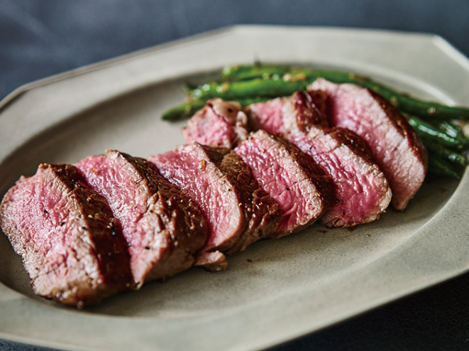 お皿の上にステーキがのっているようす