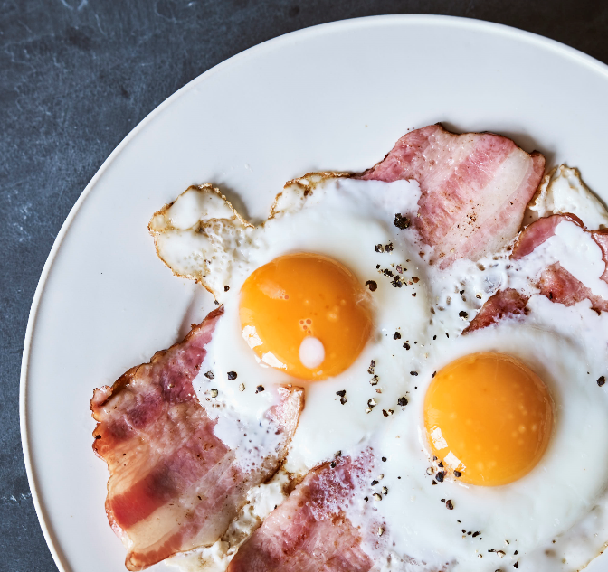 お皿に目玉焼きがのっているようす