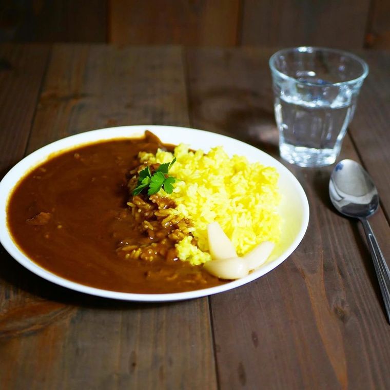 白いお皿にのったカレー