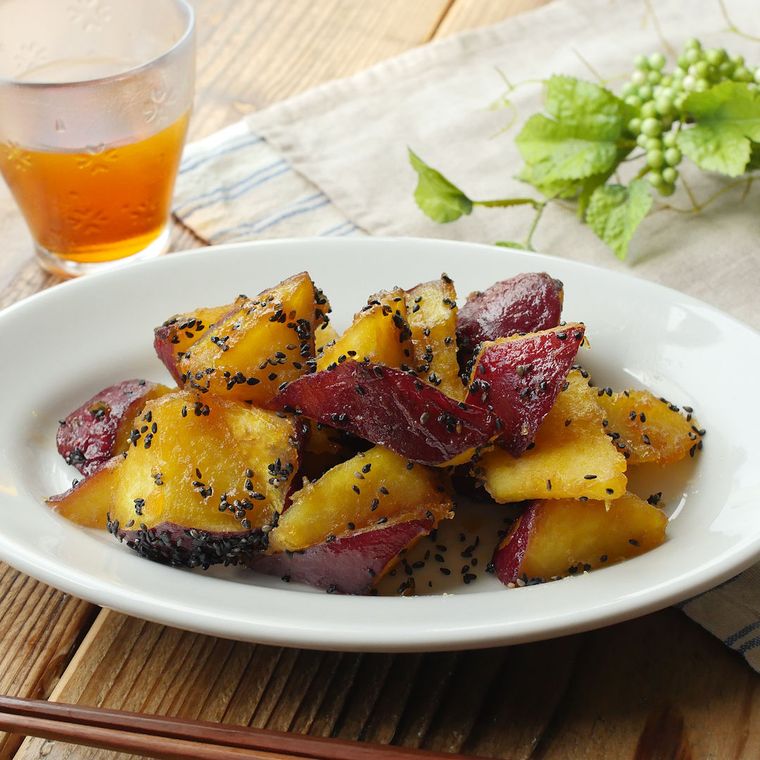 白い皿に盛られた大学芋