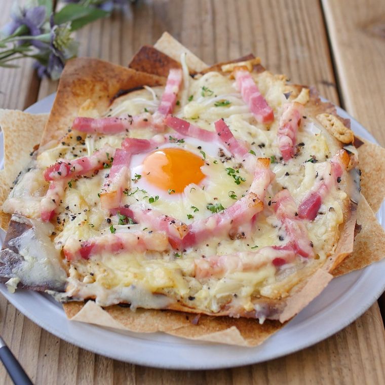 ピザの生地代わりに、春巻きの皮が敷かれたパリパリカルボナーラ