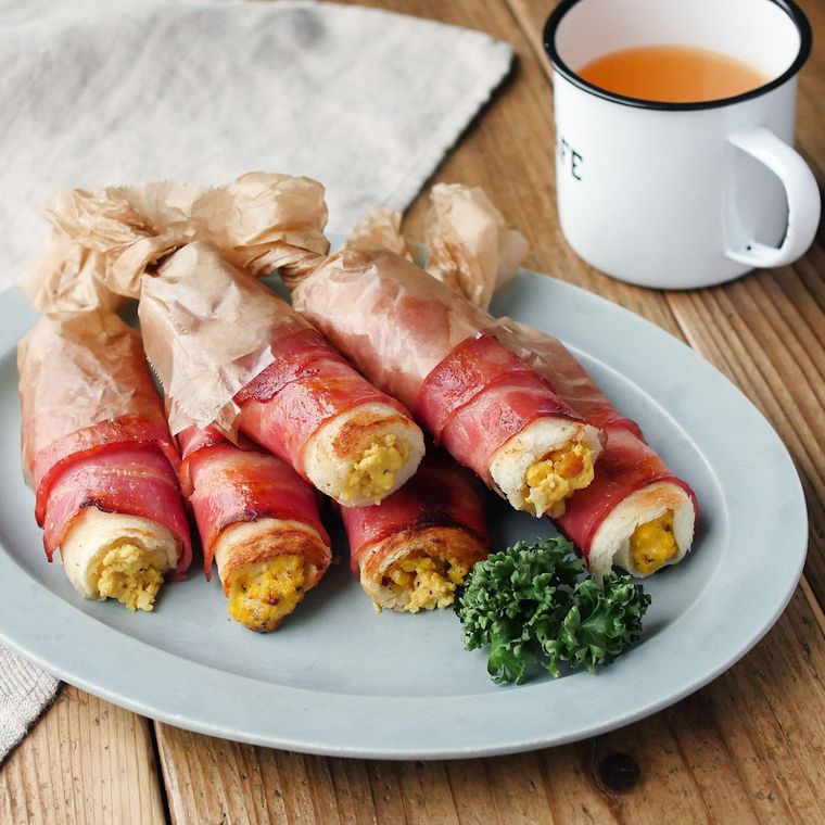 茶色のペーパーで持ち手を巻いた、周りのベーコンが綺麗なスティックパン