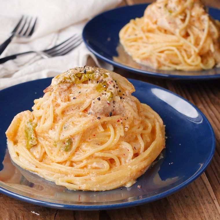 キムチが入ったほんのりピンク色のカルボナーラ