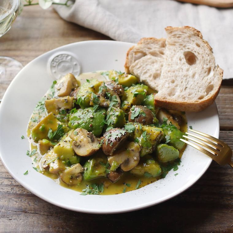 アボカドとマッシュルームがごろごろ、パンが添えられている