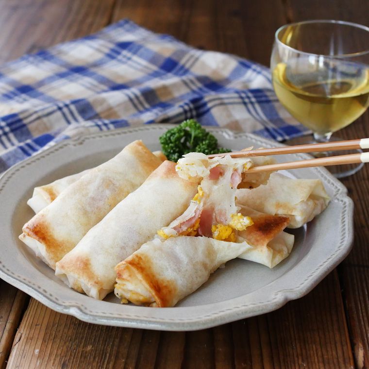 皮の中からお餅が伸びている、カルボナーラ春巻き