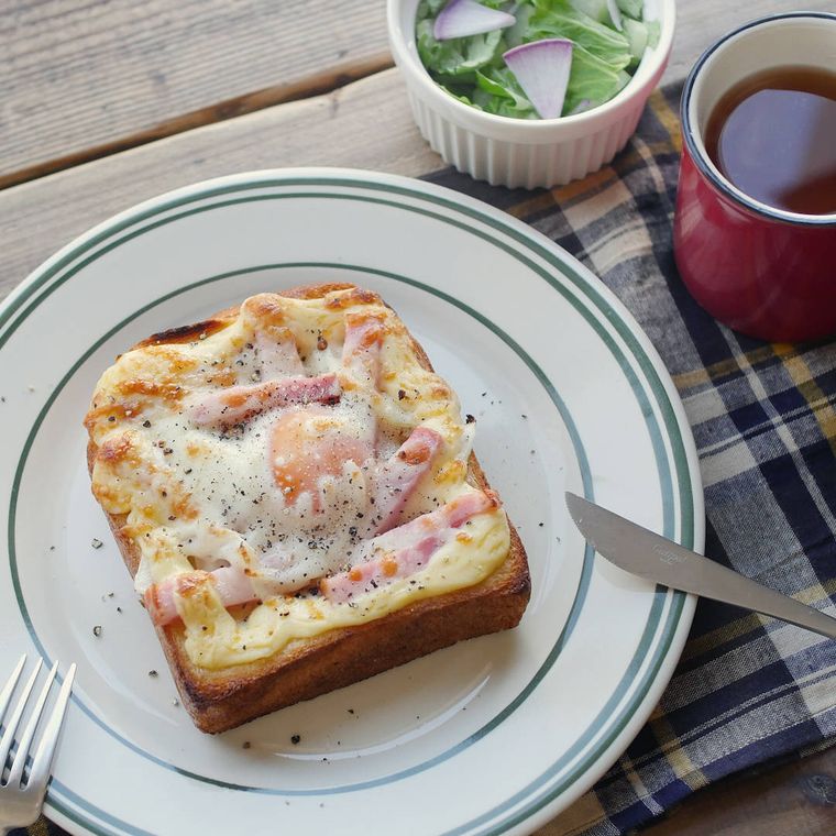 緑のフチがついたお皿・カトラリーに、カルボナーラトースト