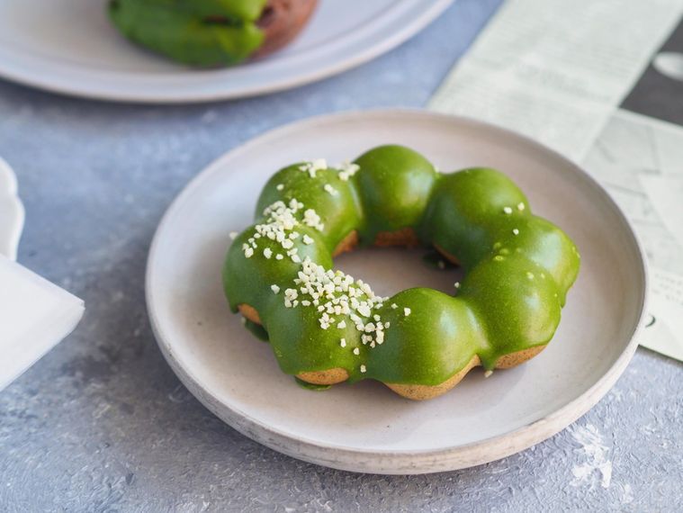 皿に盛られたポン・デ・ダブル宇治抹茶 ミルククランチ