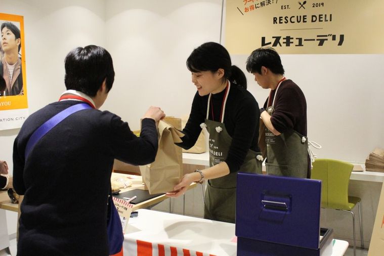 進むSDGs。東京駅、駅周辺施設にて「紙素材のストロー」使用開始の画像