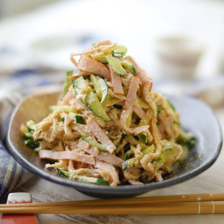 グレーの和食器に盛り付けれらた切り干し大根のごまマヨサラダ