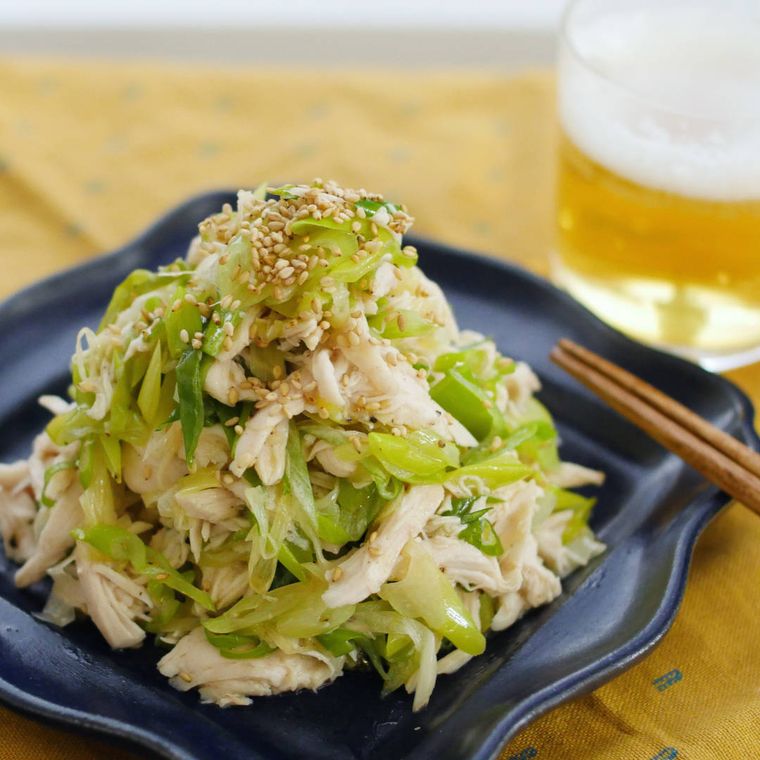 黒い四角いお皿に盛り付けられたねぎだく鶏ささみ